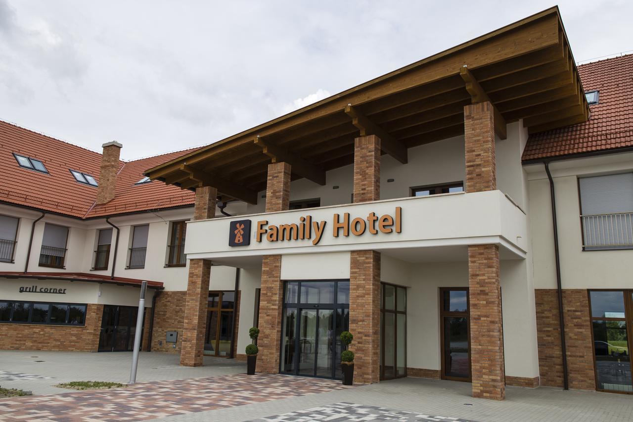 Balástya Family-Hotel מראה חיצוני תמונה